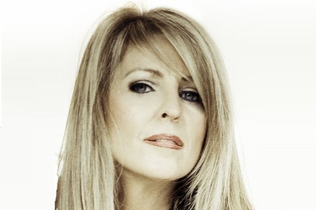 VIXEN: Janet Gardner ha fatto il video di ‘Talk To Myself’