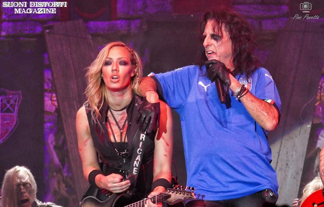 NITA STRAUSS lascia ALICE COOPER… No, non è perché incinta!
