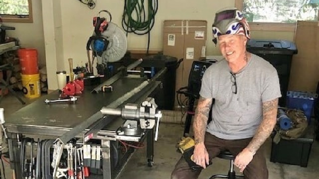 METALLICA: James Hetfield mette in palio un tavolo