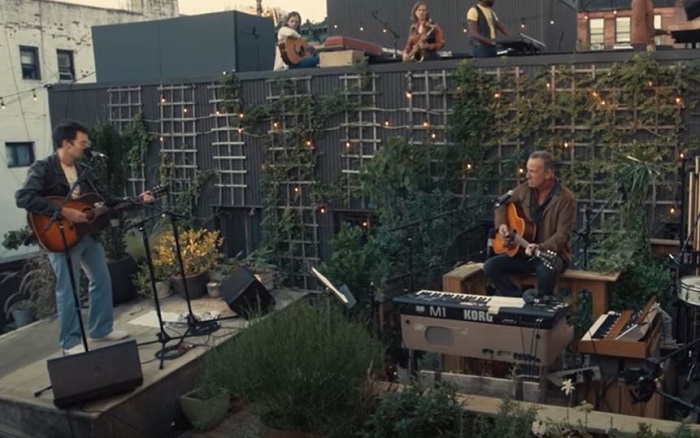 BRUCE SPRINGSTEEN e BLEACHERS suonano su un tetto di New York (Video)