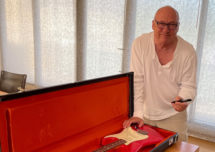 DIRE STRAITS: Mark Knopfler dona la sua Fender per aiutare i “senzatetto” di Londra