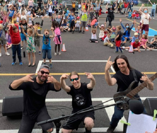 Un concerto Death Metal alla scuola elementare, guarda il video con la performance