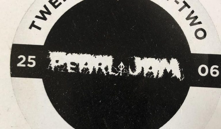 I PEARL JAM hanno “fregato” il logo dei RAW POWER per il proprio merchandise