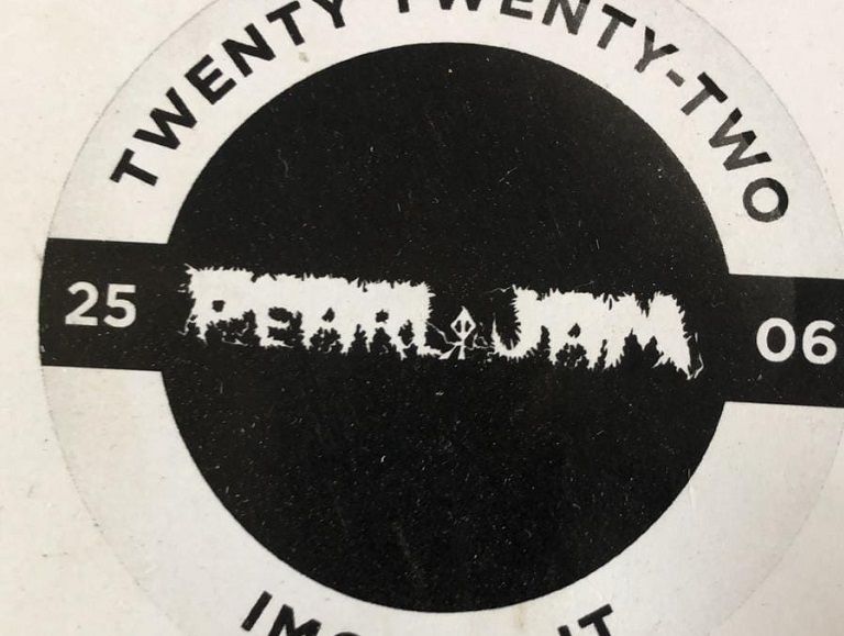 I PEARL JAM hanno “fregato” il logo dei RAW POWER per il proprio merchandise