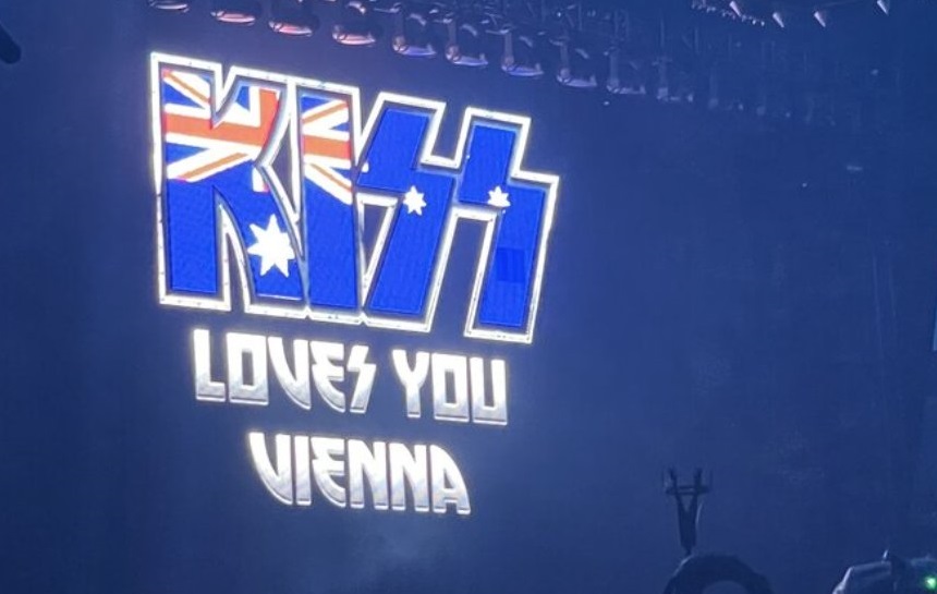 I KISS ringraziano i fan austriaci dopo il concerto, ma sbagliano bandiera con quella australiana