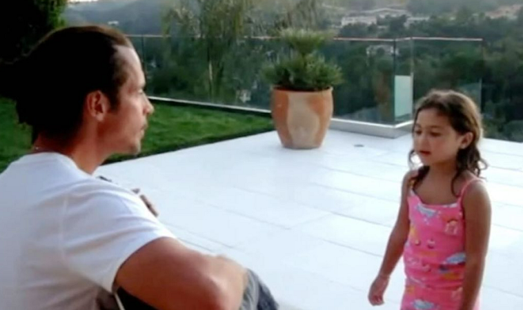 Guarda un video di CHRIS CORNELL che suona e canta insieme a sua figlia
