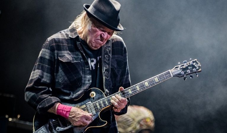 NEIL YOUNG with CRAZY HORSE: in arrivo l’album ‘World Record’, ascolta ‘Love Earth’ in anteprima
